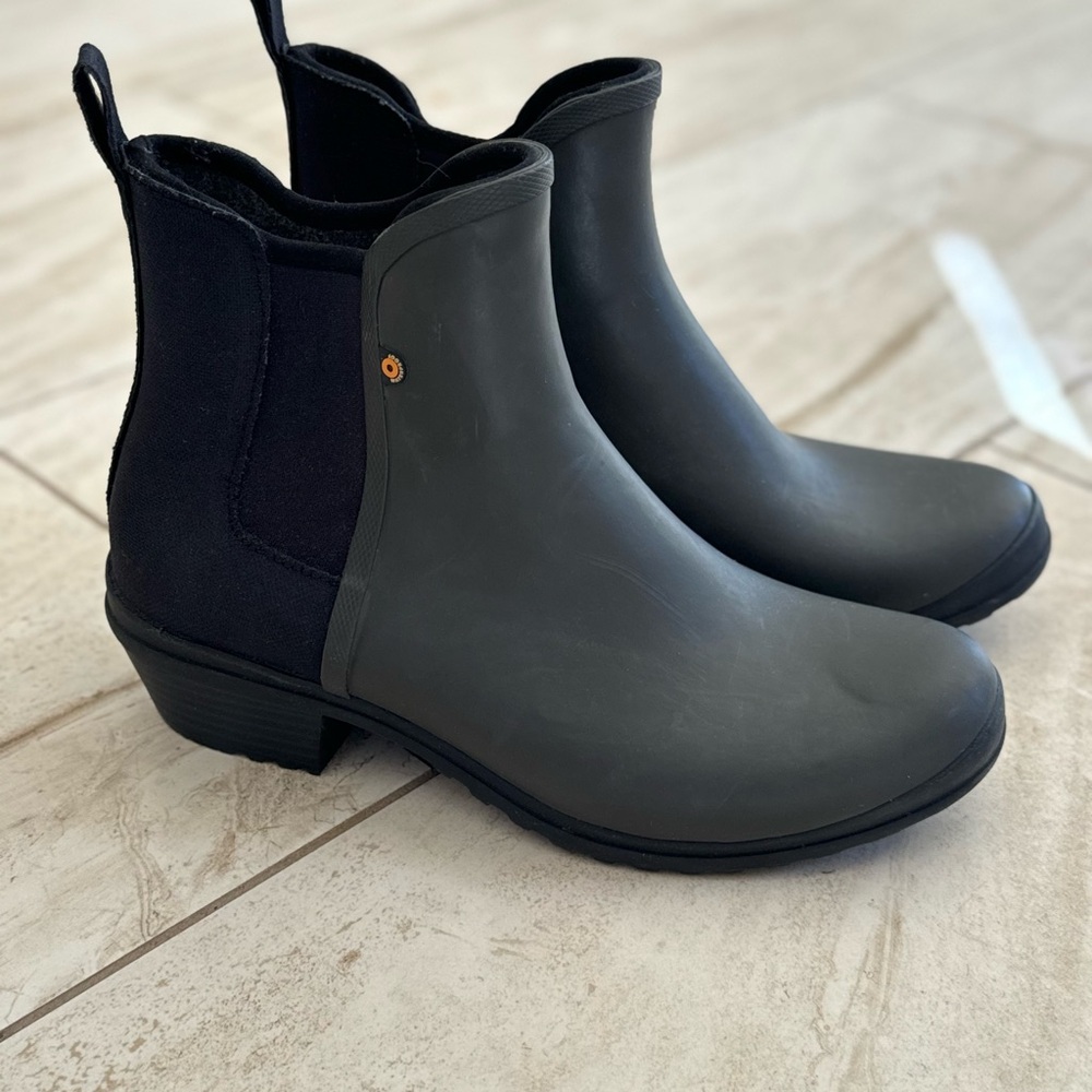 Women’s BOGS Vista Mid boots size 10